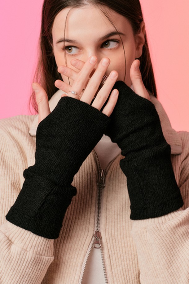 [헤비 기모 ver.] 니트 핸드워머 (블랙) 가을 겨울 장갑 ver.는 추운 계절, 손을 따뜻하게 보호해 줄 핸드워머입니다. 블랙 컬러의 무지 디자인으로, 어떤 스타일에도 잘 어울리는 캐주얼, 미니멀, 클래식 스타일을 연출할 수 있습니다. 부드러운 니트와 기모 소재를 사용하여 뛰어난 보온성과 부드러운 촉감을 자랑하며, 발열 기능과 공기 순환 효과까지 더했습니다. 두꺼운 두께감으로 보온성을 극대화하여 가을, 겨울, 일상, 집콕룩, 산책룩, 겨울 데일리룩 등 다양한 TPO에 활용하기 좋습니다. 프리 사이즈로 제작되어 편안하게 착용 가능하며, 업그레이드된 보온성으로 더욱 따뜻한 겨울을 보내세요.
