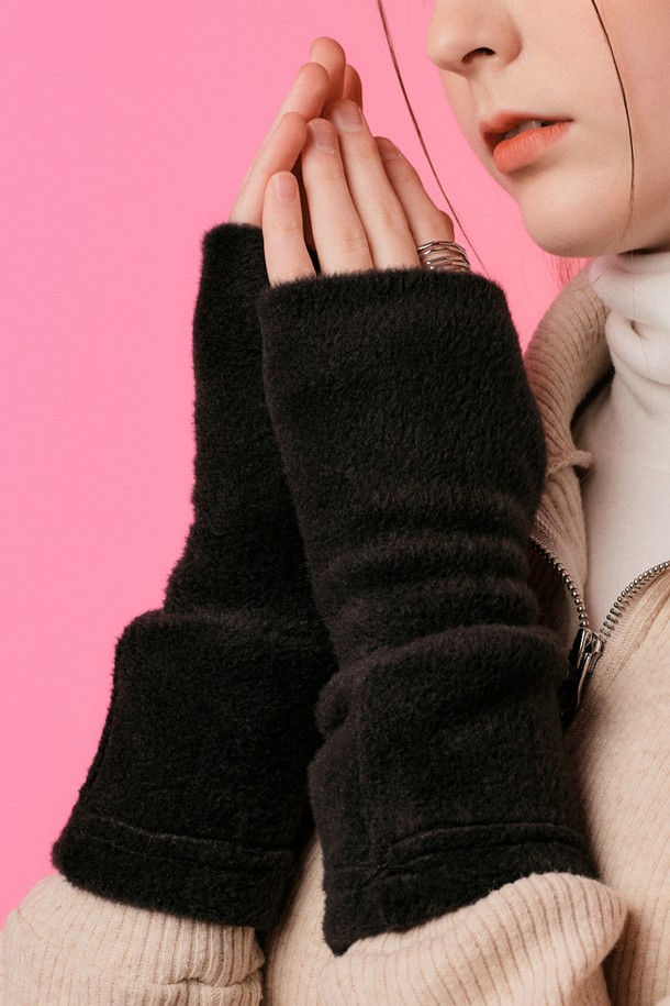 [퍼 ver.] 융털 니트 핸드워머 (블랙) 가을 겨울 장갑 ver.는 여성들을 위한 따뜻하고 스타일리시한 핸드워머입니다. 부드러운 융털 소재와 두꺼운 니트 짜임으로 제작되어 뛰어난 보온성을 제공하며, 가을과 겨울철 추위로부터 손을 보호해 줍니다. 베이직한 디자인에 블랙 컬러로 어떤 스타일에도 잘 어울리며, 미니멀, 클래식, 캐주얼 룩 모두 소화 가능합니다. 일상, 산책, 집콕 등 다양한 TPO (Time, Place, Occasion)에 활용할 수 있으며, FREE 사이즈로 편안하게 착용할 수 있습니다.
