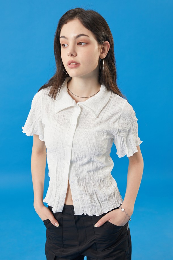 여성을 위한 화이트 컬러의 미디 크롭 슬림 마몽 반팔티 가디건으로, 플리스 주름 패턴이 돋보입니다. 얇고 시원한 플리스 소재로 제작되었으며, 쾌적함 유지, 빠른 건조, 공기 순환 기능이 있어 여름철 데일리룩으로 적합합니다. 슬림핏 디자인의 반소매 크롭티로, 마몽 스타일의 컴포터블하고 루즈한 핏을 연출할 수 있습니다.
