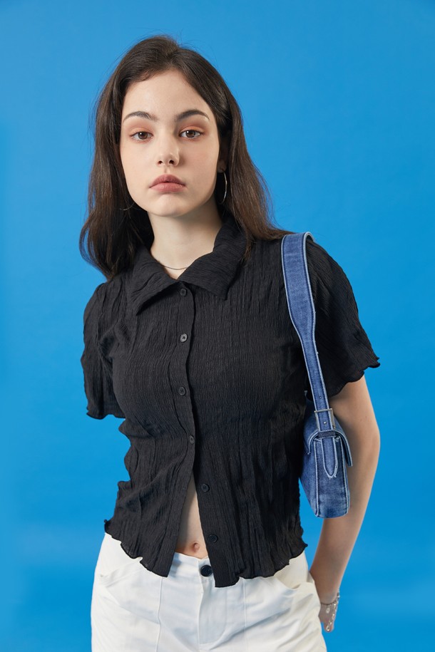 여성용 미디 크롭 슬림핏 마몽 반팔티 가디건입니다. 블랙 색상의 폴리에스테르 소재로 제작되었으며, 플리츠 패턴과 라운드넥 디자인이 특징입니다. 여름철 일상복으로 적합하며, 냉감, 속건, 통기성 기능과 더불어 마몽 스타일과 쿨링 소재, 공기 순환 기능으로 쾌적함을 더했습니다.
