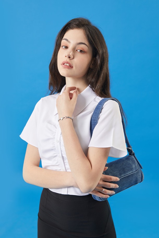 여성용 화이트 색상의 셔링 크롭 반팔 셔츠입니다. 얇은 두께감으로 여름에 착용하기 좋으며, 셔츠 칼라와 버튼 여밈 디테일이 특징입니다. 슬림핏 디자인으로 글래머러스한 실루엣을 연출하며, 페미닌하고 캐주얼한 무드를 동시에 느낄 수 있습니다.
