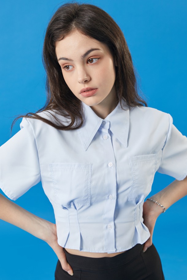 린넨 소재의 스카이블루 컬러 크롭 슬림 반팔 셔츠입니다. 여성용으로, 일상복으로 적합하며 여름에 시원하게 착용할 수 있습니다. 베이직한 무지 디자인에 카라 네크라인이 특징이며, 국내에서 생산되었습니다.
