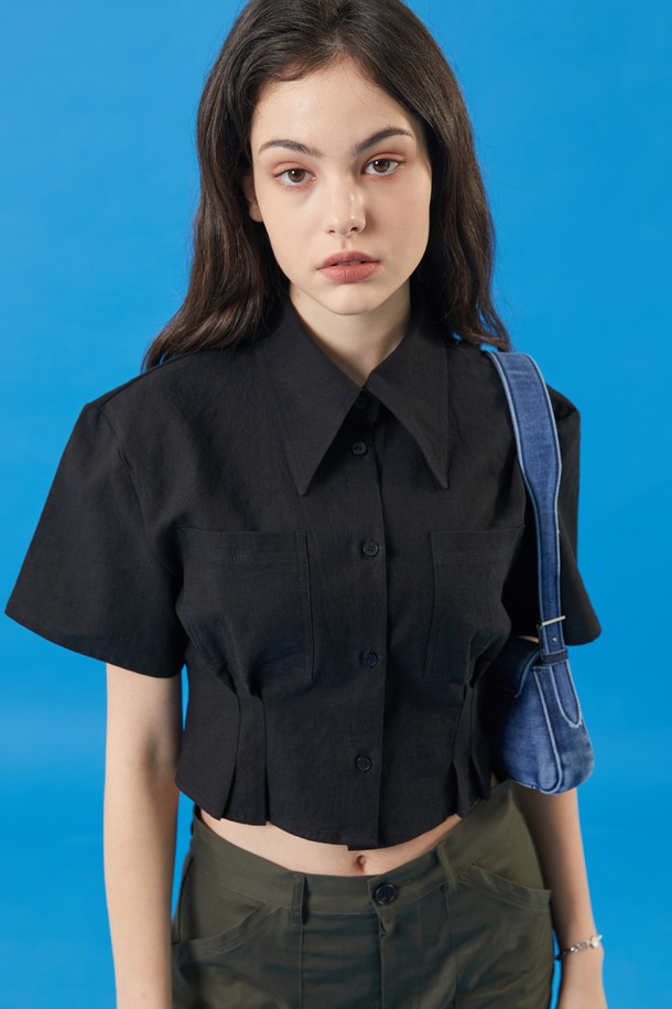 여름에 어울리는 블랙 색상의 여성 린넨 크롭 슬림 반팔 셔츠입니다. 프리미엄 린넨 코튼 혼방 소재로 제작되어 흡습, 속건, 통기성이 뛰어나 쾌적한 쿨링감을 제공하며, 양방향 공기순환으로 시원하게 착용할 수 있습니다. 미니멀하고 베이직한 무드의 무지 패턴 디자인으로, 크롭 기장의 슬림핏이 돋보이는 셔츠 칼라 스타일입니다.
