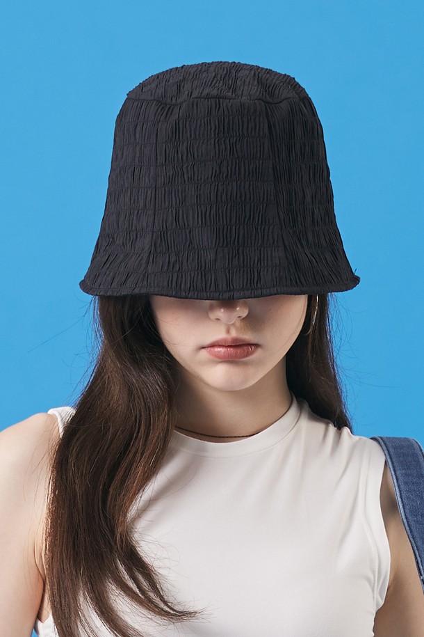 여름에 착용하기 좋은 블랙 색상의 쿨링 버킷햇입니다. 플리세 패턴의 바스락거리는 플리스 소재로 제작되었으며, 흡습, 속건, 통기성이 뛰어납니다. 깊은 모자 깊이와 넓은 챙이 특징이며, 마몽 디자인 장식이 돋보이는 공용 버킷햇입니다.
