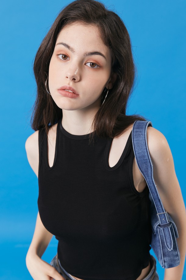 세련된 컷아웃 디테일이 돋보이는 블랙 컬러의 슬림핏 골지 나시입니다. 부드러운 면 소재로 제작되었으며, 신축성이 있어 편안한 착용감을 제공합니다. 크롭 기장과 라운드넥 디자인으로 미니멀하면서도 트렌디한 룩을 연출할 수 있는 여름 데일리 아이템입니다.
