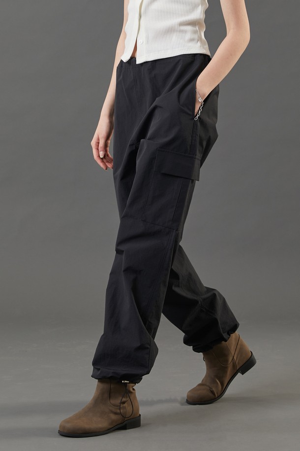 여름에 시원하게 입기 좋은 여성용 쿨링 카고 팬츠입니다. 얇고 바스락거리는 블랙 폴리에스테르 소재로 제작되었으며, 쿨링 기능과 속건 기능이 있어 쾌적하게 착용 가능합니다. 와이드 핏에 밴딩 허리, 스트링 디테일과 카고 포켓이 더해진 캐주얼한 루즈핏 긴바지입니다.
