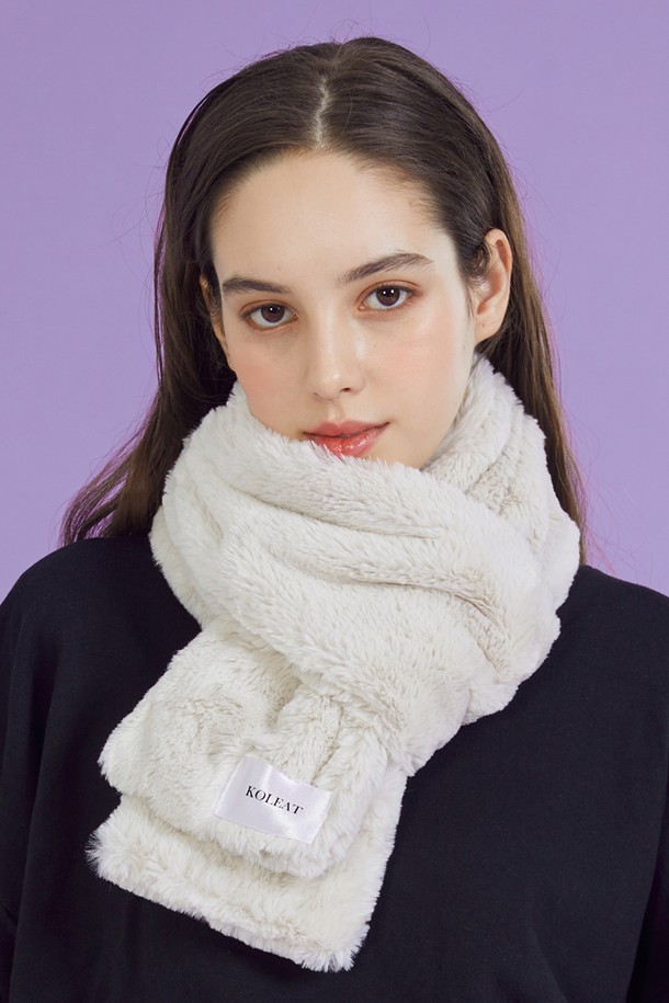 WOMEN 데일리 웜 히팅 퍼 목도리 [아이보리] 겨울 머플러는 추운 겨울, 포근함과 스타일을 동시에 잡을 수 있는 여성용 머플러입니다. 부드러운 퍼(fur) 소재와 베이직하고 캐주얼한 디자인으로, 다양한 겨울 데일리룩에 매치하기 좋습니다. 히팅 기능과 365 패스트 드라이(FAST DRY) 보온 기능, 공기 순환 효과를 통해 따뜻함과 쾌적함을 유지해줍니다. FREE 사이즈로 제작되어 누구나 편안하게 착용 가능하며, 아이보리 컬러는 어떤 스타일에도 잘 어울립니다.
