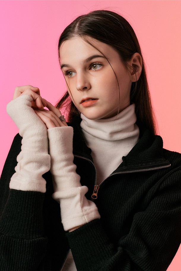 따뜻함이 가득한 [헤비 기모 ver.] 니트 핸드워머 (아이보리)입니다. 부드러운 니트 소재와 헤비 기모 안감으로 뛰어난 보온성을 제공하며, 365 FAST DRY 기능과 AIR CIRCULATION 효과로 쾌적한 착용감을 선사합니다. 가을, 겨울철 데일리룩, 산책룩, 집콕룩 등 다양한 TPO에 잘 어울리는 미니멀, 캐주얼, 클래식 스타일의 아이템입니다. FREE 사이즈로 누구나 편안하게 착용 가능하며, 아이보리 컬러의 무지 디자인으로 어떤 코디에도 쉽게 매치할 수 있습니다. 보온성과 스타일을 동시에 잡고 싶다면 이 핸드워머를 선택하세요.
