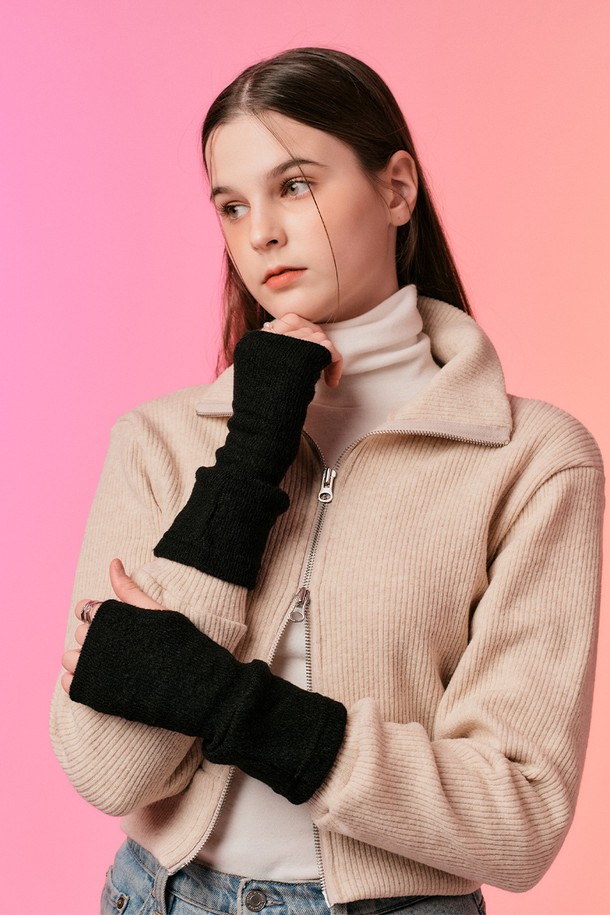 [헤비 기모 ver.] 니트 핸드워머 (블랙) 가을 겨울 장갑 ver.는 추운 계절, 손을 따뜻하게 보호해 줄 핸드워머입니다. 블랙 컬러의 무지 디자인으로, 어떤 스타일에도 잘 어울리는 캐주얼, 미니멀, 클래식 스타일을 연출할 수 있습니다. 부드러운 니트와 기모 소재를 사용하여 뛰어난 보온성과 부드러운 촉감을 자랑하며, 발열 기능과 공기 순환 효과까지 더했습니다. 두꺼운 두께감으로 보온성을 극대화하여 가을, 겨울, 일상, 집콕룩, 산책룩, 겨울 데일리룩 등 다양한 TPO에 활용하기 좋습니다. 프리 사이즈로 제작되어 편안하게 착용 가능하며, 업그레이드된 보온성으로 더욱 따뜻한 겨울을 보내세요.
