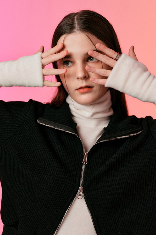 따뜻함이 감도는 [퍼 ver.] 융털 니트 핸드워머 (WHITE)입니다. 부드러운 융털 소재와 니트의 조화로 포근한 착용감을 선사하며, 가을, 겨울 시즌 추위를 효과적으로 막아줍니다. 손 전체를 감싸는 두꺼운 두께감과 융털 안감은 뛰어난 보온성을 자랑하며, 공기 순환 기능과 열 보존력 향상으로 더욱 따뜻하게 손을 보호해 줍니다. 미니멀, 캐주얼, 클래식 스타일의 겨울 데일리룩, 산책룩, 집콕룩에 모두 잘 어울리는 필수 아이템입니다. FREE 사이즈로 제작되어 편안하게 착용 가능합니다.
