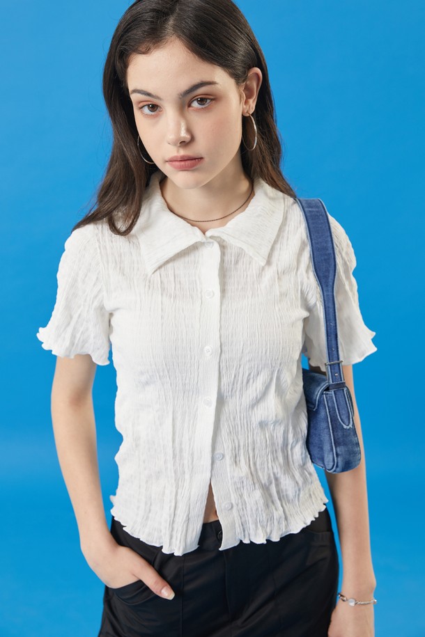 여성을 위한 화이트 컬러의 미디 크롭 슬림 마몽 반팔티 가디건으로, 플리스 주름 패턴이 돋보입니다. 얇고 시원한 플리스 소재로 제작되었으며, 쾌적함 유지, 빠른 건조, 공기 순환 기능이 있어 여름철 데일리룩으로 적합합니다. 슬림핏 디자인의 반소매 크롭티로, 마몽 스타일의 컴포터블하고 루즈한 핏을 연출할 수 있습니다.
