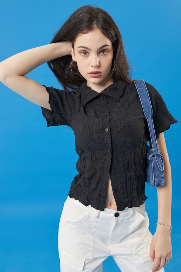 여성용 미디 크롭 슬림핏 마몽 반팔티 가디건입니다. 블랙 색상의 폴리에스테르 소재로 제작되었으며, 플리츠 패턴과 라운드넥 디자인이 특징입니다. 여름철 일상복으로 적합하며, 냉감, 속건, 통기성 기능과 더불어 마몽 스타일과 쿨링 소재, 공기 순환 기능으로 쾌적함을 더했습니다.
