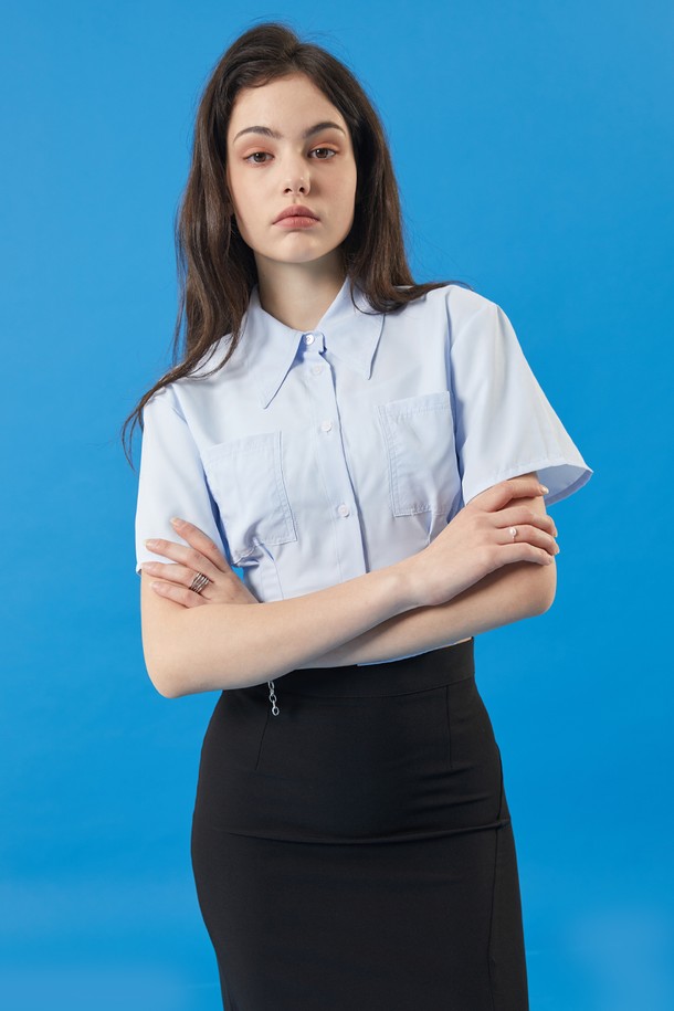 린넨 소재의 스카이블루 컬러 크롭 슬림 반팔 셔츠입니다. 여성용으로, 일상복으로 적합하며 여름에 시원하게 착용할 수 있습니다. 베이직한 무지 디자인에 카라 네크라인이 특징이며, 국내에서 생산되었습니다.
