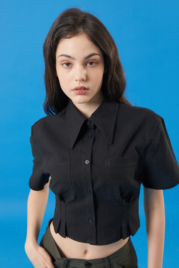 여름에 어울리는 블랙 색상의 여성 린넨 크롭 슬림 반팔 셔츠입니다. 프리미엄 린넨 코튼 혼방 소재로 제작되어 흡습, 속건, 통기성이 뛰어나 쾌적한 쿨링감을 제공하며, 양방향 공기순환으로 시원하게 착용할 수 있습니다. 미니멀하고 베이직한 무드의 무지 패턴 디자인으로, 크롭 기장의 슬림핏이 돋보이는 셔츠 칼라 스타일입니다.

