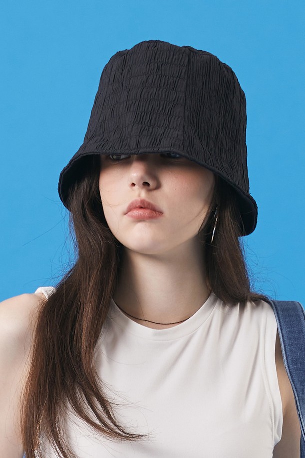 여름에 착용하기 좋은 블랙 색상의 쿨링 버킷햇입니다. 플리세 패턴의 바스락거리는 플리스 소재로 제작되었으며, 흡습, 속건, 통기성이 뛰어납니다. 깊은 모자 깊이와 넓은 챙이 특징이며, 마몽 디자인 장식이 돋보이는 공용 버킷햇입니다.
