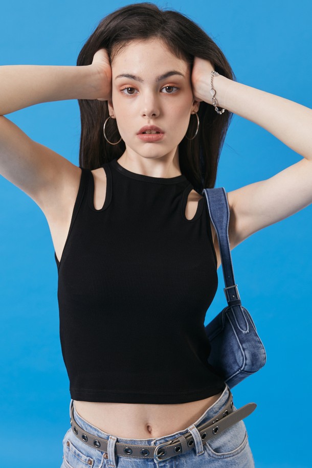 세련된 컷아웃 디테일이 돋보이는 블랙 컬러의 슬림핏 골지 나시입니다. 부드러운 면 소재로 제작되었으며, 신축성이 있어 편안한 착용감을 제공합니다. 크롭 기장과 라운드넥 디자인으로 미니멀하면서도 트렌디한 룩을 연출할 수 있는 여름 데일리 아이템입니다.
