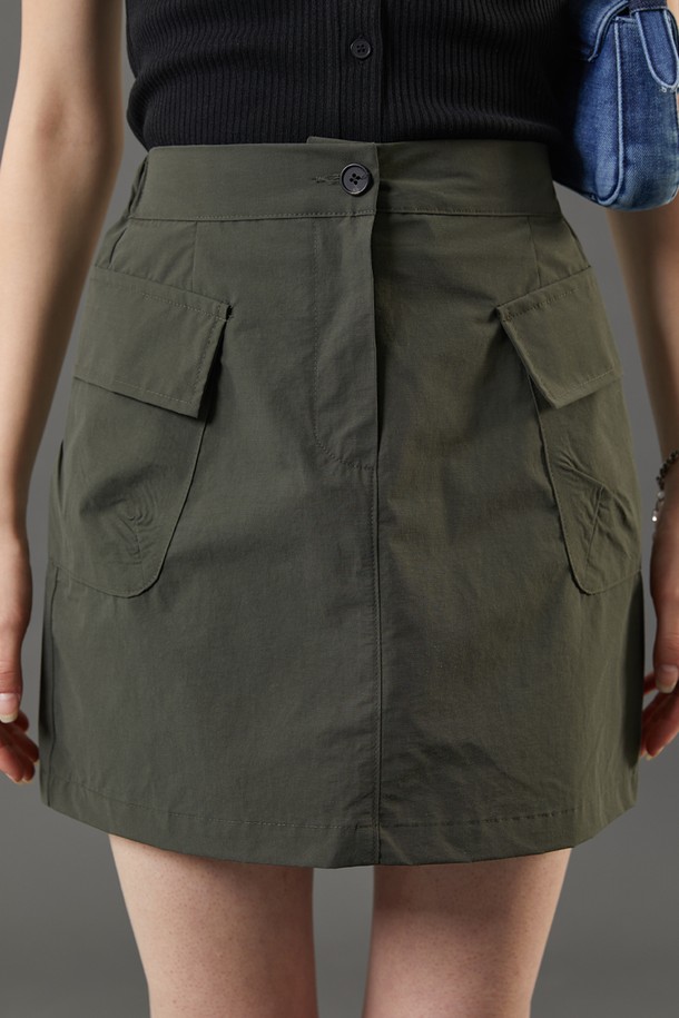 여성용 여름 카키 색상 미니스커트로, 얇은 나일론 소재에 바스락거리는 촉감이 특징입니다. A라인 슬림핏에 히든 밴딩과 카고 포켓 디테일을 더했으며, 냉감, 속건, 통기 기능이 있어 일상에서 시원하고 쾌적하게 착용 가능합니다. 무지 패턴의 카고 스타일로 캐주얼한 무드를 연출합니다.
