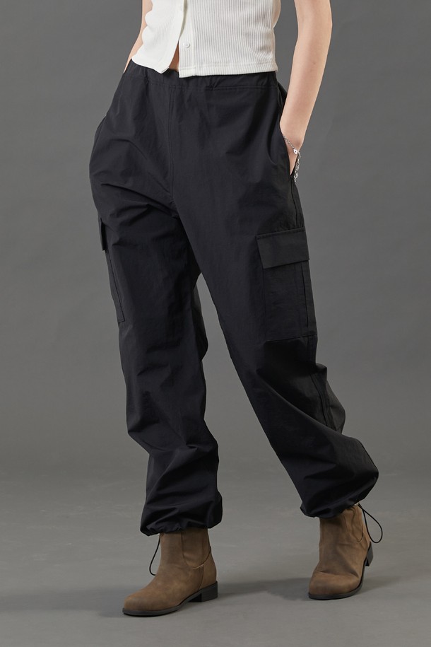 여름에 시원하게 입기 좋은 여성용 쿨링 카고 팬츠입니다. 얇고 바스락거리는 블랙 폴리에스테르 소재로 제작되었으며, 쿨링 기능과 속건 기능이 있어 쾌적하게 착용 가능합니다. 와이드 핏에 밴딩 허리, 스트링 디테일과 카고 포켓이 더해진 캐주얼한 루즈핏 긴바지입니다.
