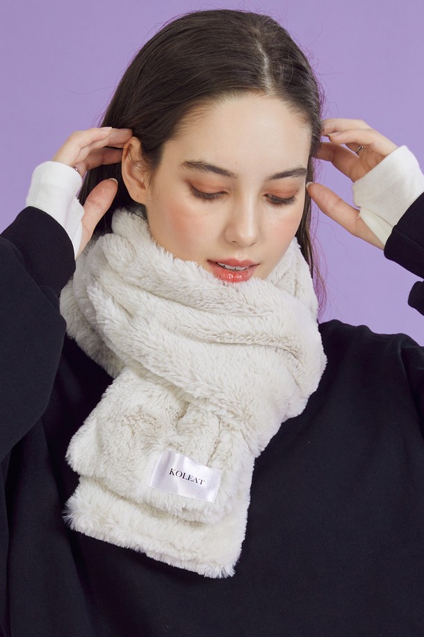 WOMEN 데일리 웜 히팅 퍼 목도리 [아이보리] 겨울 머플러는 추운 겨울, 포근함과 스타일을 동시에 잡을 수 있는 여성용 머플러입니다. 부드러운 퍼(fur) 소재와 베이직하고 캐주얼한 디자인으로, 다양한 겨울 데일리룩에 매치하기 좋습니다. 히팅 기능과 365 패스트 드라이(FAST DRY) 보온 기능, 공기 순환 효과를 통해 따뜻함과 쾌적함을 유지해줍니다. FREE 사이즈로 제작되어 누구나 편안하게 착용 가능하며, 아이보리 컬러는 어떤 스타일에도 잘 어울립니다.
