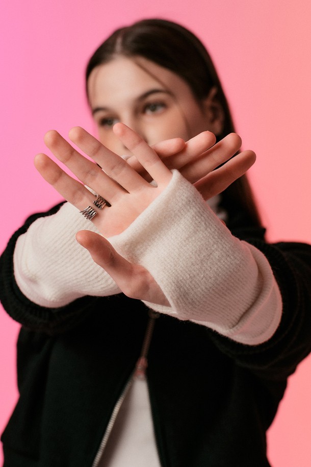 따뜻함이 가득한 [헤비 기모 ver.] 니트 핸드워머 (아이보리)입니다. 부드러운 니트 소재와 헤비 기모 안감으로 뛰어난 보온성을 제공하며, 365 FAST DRY 기능과 AIR CIRCULATION 효과로 쾌적한 착용감을 선사합니다. 가을, 겨울철 데일리룩, 산책룩, 집콕룩 등 다양한 TPO에 잘 어울리는 미니멀, 캐주얼, 클래식 스타일의 아이템입니다. FREE 사이즈로 누구나 편안하게 착용 가능하며, 아이보리 컬러의 무지 디자인으로 어떤 코디에도 쉽게 매치할 수 있습니다. 보온성과 스타일을 동시에 잡고 싶다면 이 핸드워머를 선택하세요.
