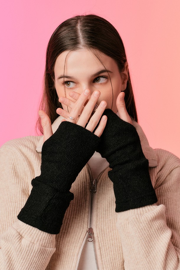 [헤비 기모 ver.] 니트 핸드워머 (블랙) 가을 겨울 장갑 ver.는 추운 계절, 손을 따뜻하게 보호해 줄 핸드워머입니다. 블랙 컬러의 무지 디자인으로, 어떤 스타일에도 잘 어울리는 캐주얼, 미니멀, 클래식 스타일을 연출할 수 있습니다. 부드러운 니트와 기모 소재를 사용하여 뛰어난 보온성과 부드러운 촉감을 자랑하며, 발열 기능과 공기 순환 효과까지 더했습니다. 두꺼운 두께감으로 보온성을 극대화하여 가을, 겨울, 일상, 집콕룩, 산책룩, 겨울 데일리룩 등 다양한 TPO에 활용하기 좋습니다. 프리 사이즈로 제작되어 편안하게 착용 가능하며, 업그레이드된 보온성으로 더욱 따뜻한 겨울을 보내세요.
