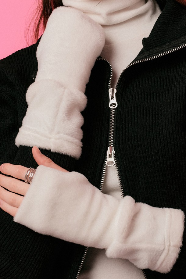 따뜻함이 감도는 [퍼 ver.] 융털 니트 핸드워머 (WHITE)입니다. 부드러운 융털 소재와 니트의 조화로 포근한 착용감을 선사하며, 가을, 겨울 시즌 추위를 효과적으로 막아줍니다. 손 전체를 감싸는 두꺼운 두께감과 융털 안감은 뛰어난 보온성을 자랑하며, 공기 순환 기능과 열 보존력 향상으로 더욱 따뜻하게 손을 보호해 줍니다. 미니멀, 캐주얼, 클래식 스타일의 겨울 데일리룩, 산책룩, 집콕룩에 모두 잘 어울리는 필수 아이템입니다. FREE 사이즈로 제작되어 편안하게 착용 가능합니다.
