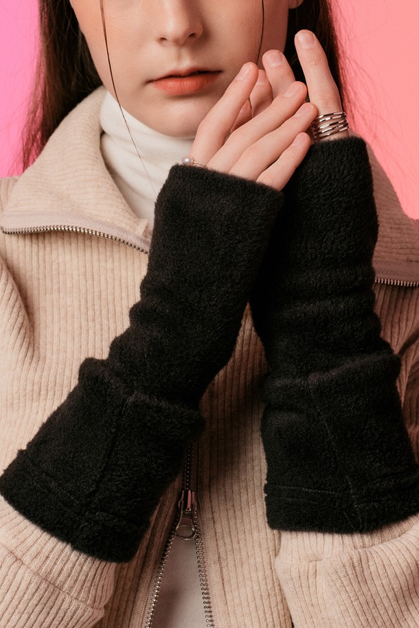 [퍼 ver.] 융털 니트 핸드워머 (블랙) 가을 겨울 장갑 ver.는 여성들을 위한 따뜻하고 스타일리시한 핸드워머입니다. 부드러운 융털 소재와 두꺼운 니트 짜임으로 제작되어 뛰어난 보온성을 제공하며, 가을과 겨울철 추위로부터 손을 보호해 줍니다. 베이직한 디자인에 블랙 컬러로 어떤 스타일에도 잘 어울리며, 미니멀, 클래식, 캐주얼 룩 모두 소화 가능합니다. 일상, 산책, 집콕 등 다양한 TPO (Time, Place, Occasion)에 활용할 수 있으며, FREE 사이즈로 편안하게 착용할 수 있습니다.
