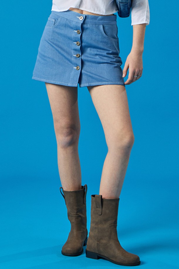 여성용 연청 데님 미니스커트로, 빈티지한 무드의 캐주얼한 데일리룩을 연출할 수 있습니다. A라인으로 떨어지는 슬림핏에 스냅 버튼 디테일을 더해 실용적인 착용감을 제공하며, 봄, 여름 시즌에 데님 소재 특유의 시원함을 느낄 수 있습니다. 무지 디자인으로 다양한 상의와 매치하기 용이합니다.
