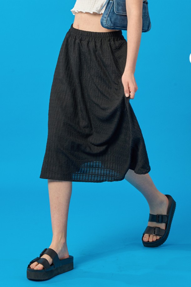 여름에 어울리는 블랙 색상의 여성 플레어 롱스커트입니다. 얇고 통기성이 좋은 레이스 소재로 제작되었으며, 플레어핏과 주름 디테일이 여성스러운 실루엣을 연출합니다. 데일리룩은 물론, 페미닌한 스타일에도 잘 어울리는 미디 기장의 롱치마입니다.
