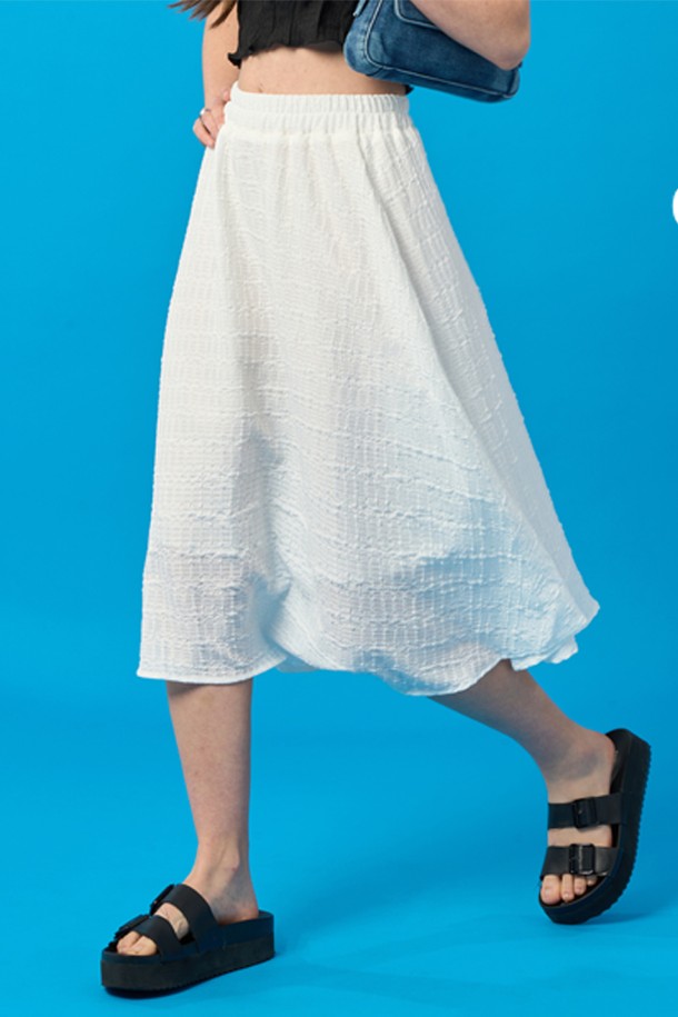 여름에 어울리는 화이트 색상의 플레어 미디 롱스커트입니다. 부드러운 레이스 소재와 플레어핏 디자인이 페미닌하고 우아한 무드를 연출하며, 밴딩과 주름 디테일이 편안한 착용감을 선사합니다. 통기성과 속건 기능이 있는 얇은 소재로 제작되었으며, 안감이 있어 더욱 쾌적하게 착용 가능합니다.
