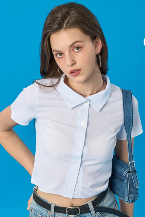 아이스 쿨링 원단으로 제작되어 24시간 쿨링 효과를 제공하는 여성용 화이트 크롭 피케 카라 반팔티입니다. 무지 디자인에 슬림핏으로 슬리밍 효과를 주며, 포켓 디테일이 더해진 베이직 캐주얼 스타일입니다. 여름철 일상에서 시원하고 쾌적하게 착용 가능한 냉감, 속건, 통기성 기능성 티셔츠입니다.
