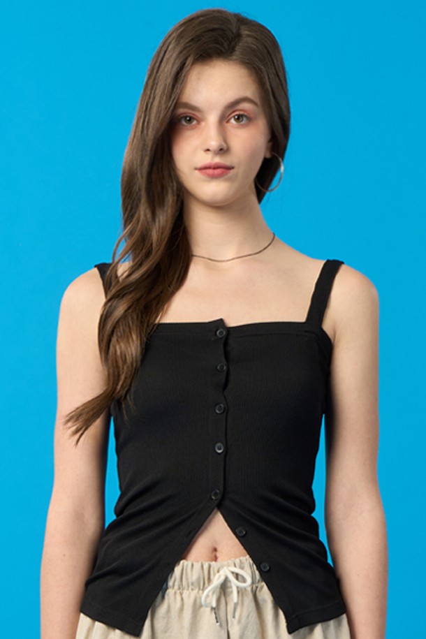 여성용 블랙 색상의 미디 기장 나시입니다. 폴리에스테르 소재의 부드러운 골지 패턴으로 제작되었으며, 슬림핏 디자인과 스퀘어넥, 버튼 및 트임 디테일이 특징입니다. 레이어드 스타일링에 용이하며 여름철 일상복으로 적합합니다.
