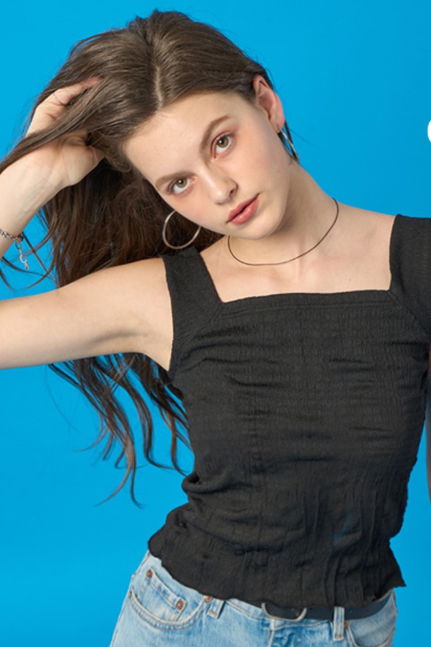 여름에 시원하게 입을 수 있는 블랙 색상의 여성용 쿨링 이너 나시, 마몽 탱크탑입니다. 폴리에스테르 소재의 얇고 부드러운 플리츠 패턴으로, 스퀘어넥 디자인에 속옷 끈이 보이지 않도록 제작되었습니다. 24시간 쿨링 효과와 더불어 냉감, 속건, 양방향 통기성 기능이 있어 일상 또는 이너웨어로 편안하게 착용 가능합니다.
