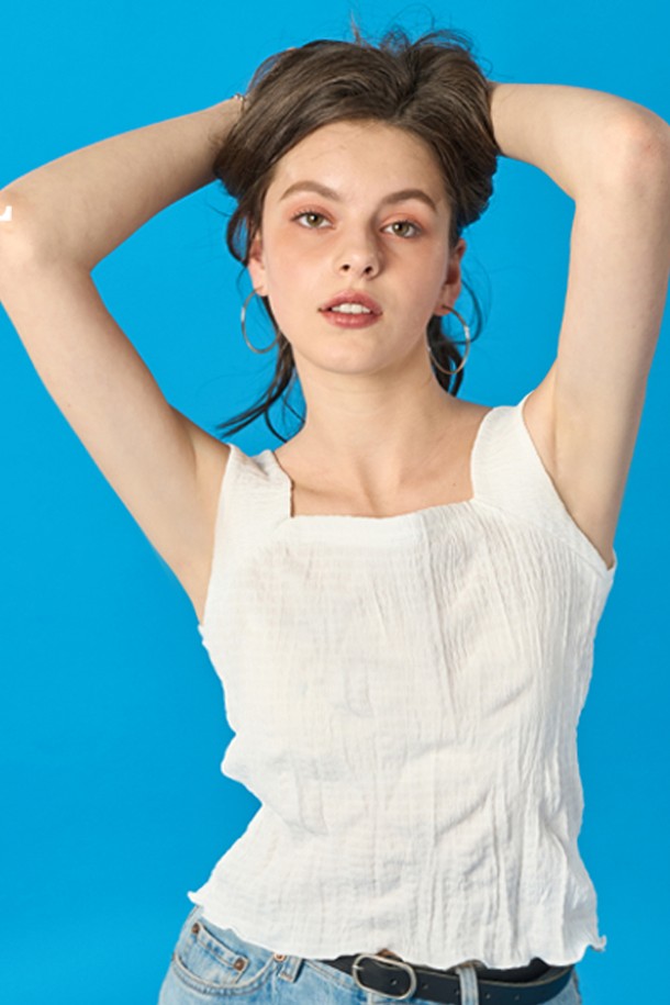 여름에 시원하게 입기 좋은 화이트 컬러의 마몽 소재 쿨링 이너 나시입니다. 플리츠 패턴이 돋보이는 스퀘어넥 디자인으로, 속옷 끈 노출을 방지하며 24시간 편안하게 착용 가능합니다. 냉감, 속건, 통기성 기능은 물론 양방향 공기순환으로 쾌적함을 더했으며, 부드러운 촉감과 얇은 두께로 레이어드하여 스타일링하기 좋습니다.
