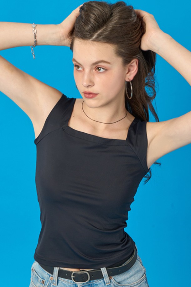 쿨링 아이스 원단으로 제작된 블랙 컬러의 여성용 나시 탱크탑입니다. 얇고 부드러운 슬림핏으로, 스퀘어넥 디자인이 특징이며 언더웨어 끈이 보이지 않도록 디자인되었습니다. 냉감, 속건, 통기성이 뛰어나 24시간 쾌적하게 착용 가능하며, 여름철 일상복 또는 이너웨어로 활용하기 좋습니다.
