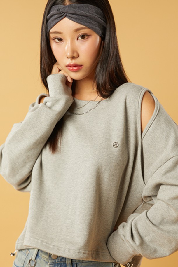 워머 ver. 크롭 더블 컷아웃 오프숄더 맨투맨 [그레이]는 부드러운 면 소재로 제작되어 흡습 및 통기성이 우수한 여성 맨투맨입니다. 캐주얼, 미니멀, 시크 스타일을 연출하기 좋으며, 데이트룩, 쇼핑룩에 적합합니다. 오프숄더 디자인과 크롭 기장으로 트렌디함을 더하고, 더블 컷아웃 디테일과 니켈 로고 장식이 특징입니다. 텐터 가공 처리를 통해 세탁 후에도 수축과 변형을 최소화하여 오랫동안 착용할 수 있습니다.
