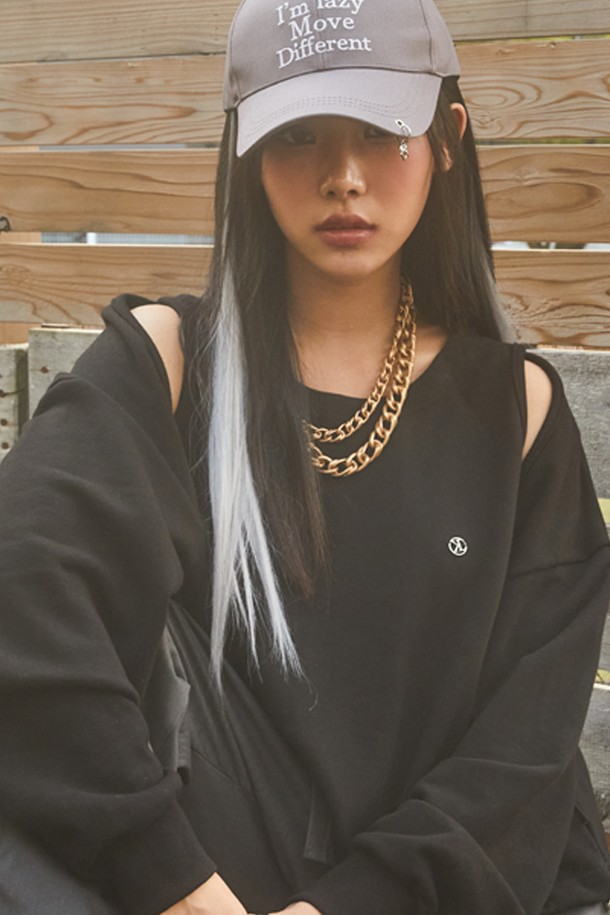 [워머 ver.] 크롭 더블 컷아웃 오프숄더 니켈 로고 맨투맨은 프리미엄 코튼 소재로 제작되어 부드러운 촉감을 자랑하며, 두꺼운 두께감으로 봄, 가을, 겨울에 착용하기 좋습니다. 블랙 색상의 레귤러핏 크롭 기장으로, 더블 컷아웃 디테일과 니켈 로고 디자인이 돋보이는 캐주얼 및 스트릿 스타일의 여성용 긴소매 맨투맨입니다. 흡습 기능이 있으며 사계절 내내 일상복으로 활용 가능합니다.
