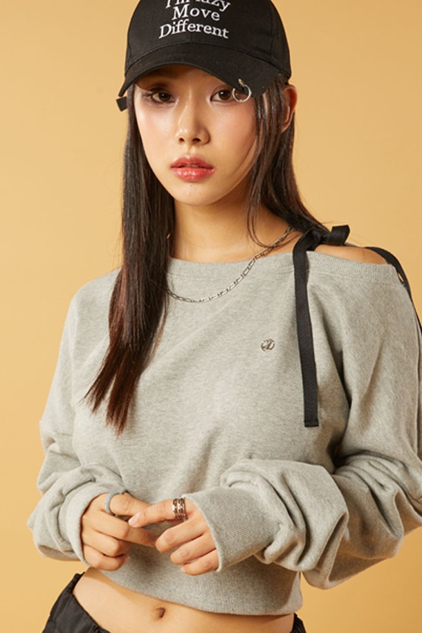 [워머 ver.] 크롭 컷아웃 리본 배색 오프숄더 니켈 로고 맨투맨 [그레이]는 캐주얼 스타일을 연출하기 좋은 여성 맨투맨입니다. 부드러운 면 소재로 제작되어 흡습 및 통기성이 뛰어나며, 봄, 가을, 겨울 계절에 착용하기 좋습니다. 크롭 기장과 오프숄더 디자인, 리본 디테일이 특징이며, 니켈 로고로 포인트를 더했습니다. 레귤러핏으로 편안하게 착용 가능하며, 다양한 하의와 매치하여 미니멀한 스타일을 완성할 수 있습니다. 긴 소매 기장으로 보온성을 높였습니다.
