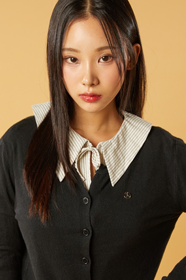 브이넥 에어리 니켈 로고 니트 가디건 [블랙] KCL은 여성용 니트 가디건입니다. 사계절 내내 착용 가능하며, 부드러운 촉감과 에어리핏으로 편안한 착용감을 선사합니다. 베이직한 스타일로 미니멀, 클래식, 캐주얼 룩에 모두 잘 어울리며, 데이트룩 및 카페룩 연출에 적합합니다. 블랙을 포함한 다양한 6가지 컬러(아이보리, 레드, 핑크, 네이비, 그레이)로 출시되었으며, 내구성이 뛰어난 소재로 형태 유지력이 좋습니다.
