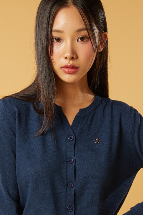 네이비 색상의 브이넥 에어리 니켈 로고 니트 가디건은 부드러운 니트 소재로 제작되어 24시간 편안하게 착용 가능하며, 변형 없이 형태가 잘 유지됩니다. 얇은 두께감으로 사계절 내내 활용하기 좋고, 에어리 핏으로 제작되어 일상에서 편안하게 입을 수 있습니다. 니트 소재에 로고 패턴이 더해진 긴소매 가디건으로, 베이직한 스타일을 연출할 수 있습니다.
