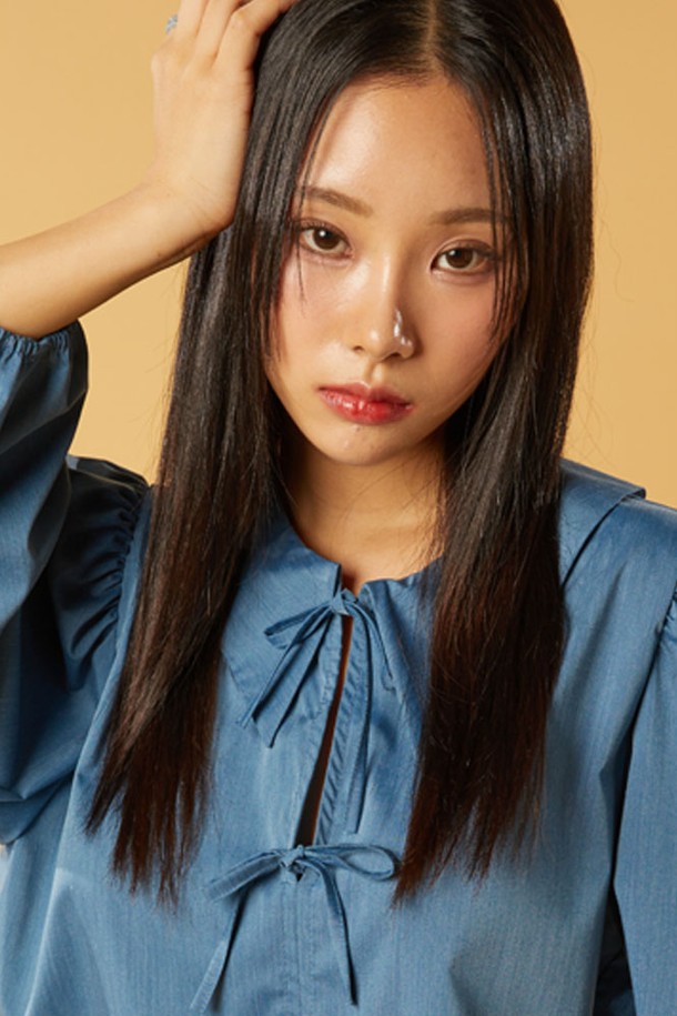 미디 크롭 퍼프 리본끈 긴팔 셔츠 [데님_블루]는 여성스러운 무드를 연출하는 셔츠/블라우스입니다. 데이트룩, 카페룩, 모임룩에 잘 어울리는 로맨틱, 클래식, 미니멀 스타일을 제안합니다. 크롭 기장에 긴 소매, 퍼프소매와 리본끈 디테일이 특징입니다. DENIM_BLUE, WHITE, IVORY, PINK 4가지 컬러로 출시되어 다양한 스타일링이 가능합니다. 봄, 가을 시즌에 착용하기 좋으며, 우아하고 페미닌한 분위기를 연출합니다.
