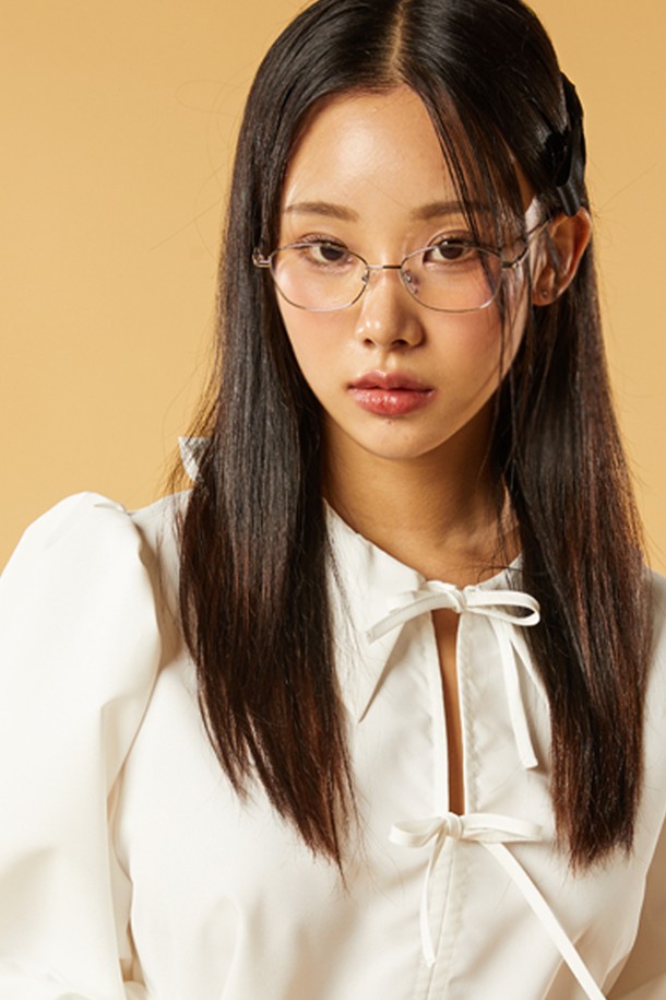 미디 크롭 퍼프 리본끈 긴팔 셔츠 [화이트]는 여성스러운 분위기를 연출하는 셔츠/블라우스입니다. 화이트, 아이보리, 핑크, 데님블루 네 가지 색상으로 출시되었으며, 봄, 여름에 착용하기 좋습니다. 우아하고 클래식한 스타일을 추구하는 분들께 추천하며, 미디 기장의 크롭 디자인이 특징입니다. 퍼프 소매와 리본끈 디테일이 더해져 로맨틱하고 미니멀한 데이트룩, 카페룩, 모임룩을 완성할 수 있습니다.
