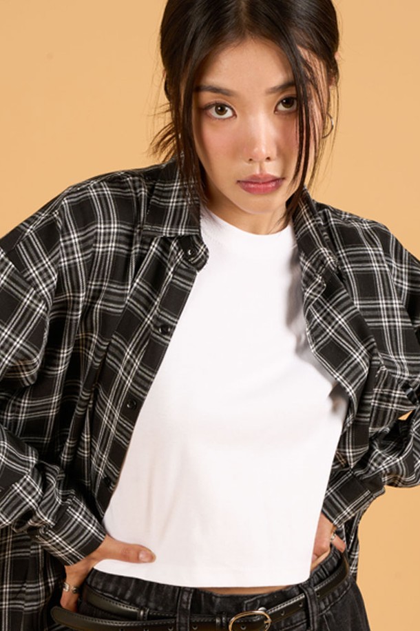 [기모] 오버핏 안나 가을 겨울 체크 셔츠 [BLACK]입니다. 부드러운 촉감의 기모 소재에 오버핏으로 제작되어 편안한 착용감을 선사합니다. 블랙 컬러의 체크 패턴이 캐주얼한 무드를 더하며, 카라 디자인과 긴 소매 기장으로 깔끔한 실루엣을 연출합니다. 가을과 겨울, 데일리룩, 모임룩, 카페룩 등 다양한 TPO에 활용하기 좋으며, 캐주얼, 클래식, 미니멀 스타일을 즐겨 입는 여성분들께 추천합니다. 두꺼운 두께감으로 보온성이 뛰어나며, 4계절 착용이 가능하고 내구성이 우수하여 오래도록 즐겨 입을 수 있습니다.
