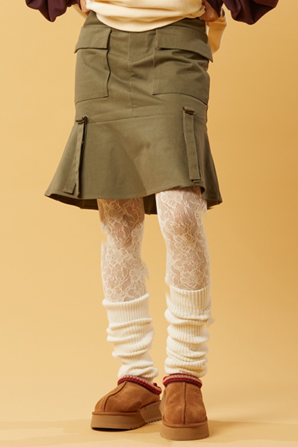 미디 카고 스트랩 플레어 롱스커트 [카키]는 캐주얼, 미니멀, 워크웨어 스타일을 즐기는 여성들을 위한 아이템입니다. 허리 스트랩과 카고 포켓 디테일이 돋보이며, A라인과 플레어 핏으로 여성스러운 실루엣을 연출합니다. 봄, 가을 시즌에 적합하며, 중간 두께감으로 편안하게 착용할 수 있습니다. 동네 마실룩, 봄 소풍룩, 여행룩 등 다양한 TPO에 활용하여 스타일리시함을 더해보세요. 무지 디자인의 카키 컬러로 어떤 상의와도 잘 어울려 활용도가 높습니다.
