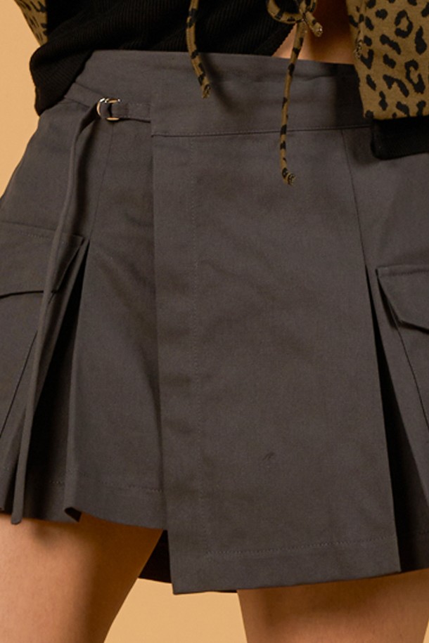랩 스타일과 플리츠 디테일이 돋보이는 GRAY 컬러의 카고 미니스커트입니다. 벨트 디테일과 카고 포켓이 포인트로, 캐주얼하면서도 모던한 무드를 연출합니다. 사계절 내내 데일리룩으로 활용하기 좋은 여성용 랩 카고 벨트 플리츠 미니스커트입니다.
