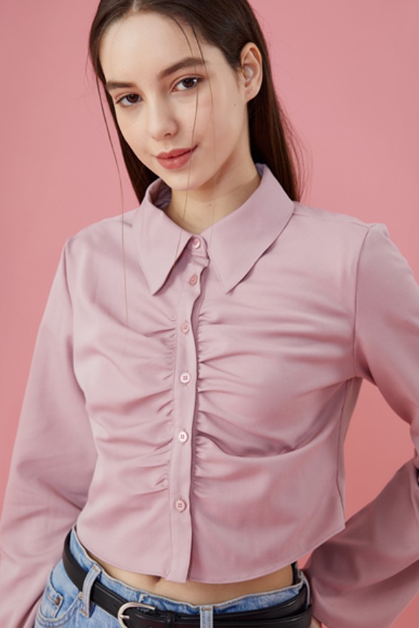 WOMEN 크롭 슬림 셔링 긴팔셔츠 [PINK] 부츠컷 소매 ver.는 페미닌한 무드를 연출하는 여성 상의입니다. 봄, 가을에 어울리는 핑크 컬러의 슬림핏 셔츠/블라우스로, 크롭 기장과 긴팔 소매, 카라넥 디자인이 특징입니다. 셔링 디테일과 부츠컷 소매가 여성스러운 실루엣을 강조하며, 데이트룩, 소개팅룩, 카페룩 등 다양한 TPO에 활용하기 좋습니다. 로맨틱하고 클래식한 스타일을 즐기는 분들에게 추천합니다.
