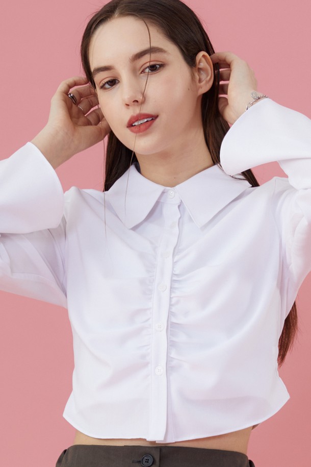 WOMEN 크롭 슬림 셔링 긴팔셔츠 [WHITE] 부츠컷 소매 ver.는 여성스러운 매력을 극대화하는 셔츠입니다. 크롭 기장과 슬림핏 디자인으로 날씬한 실루엣을 연출하며, 셔링 디테일이 포인트를 더합니다. 부츠컷 소매는 트렌디함을 더하고, 화이트 컬러는 어떤 스타일에도 잘 어울려 활용도가 높습니다. 데이트룩, 카페룩, 모임룩 등 다양한 TPO에 맞춰 클래식하면서도 미니멀한 스타일을 연출해보세요. 봄, 가을 시즌에 적합한 긴팔 셔츠로, 여성스러운 라인을 강조하여 슬리밍 효과를 선사합니다.
