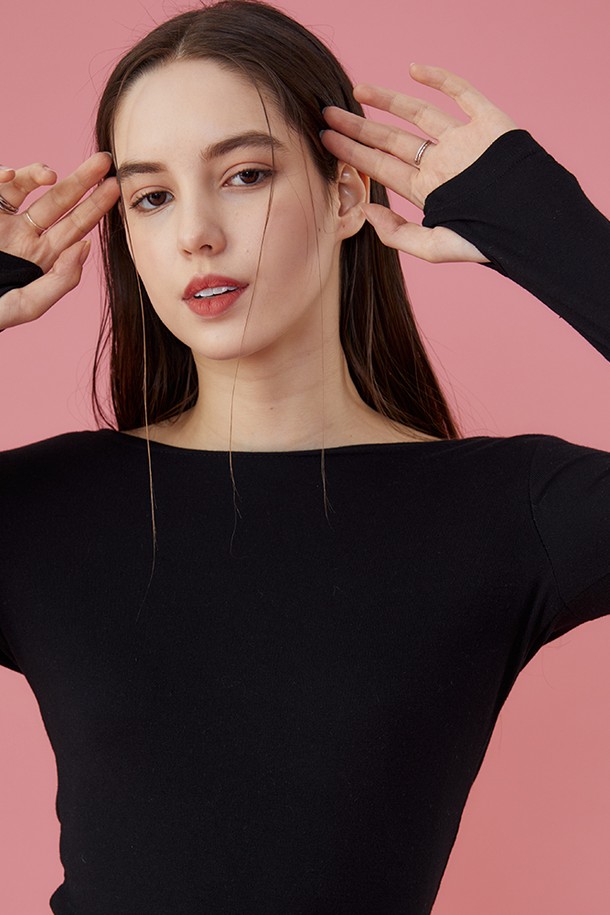 워머 ver. 슬림 데일리 라운드넥 워머 긴팔 티셔츠 [BLACK] 이너 ver.은 여성용 긴팔 티셔츠입니다. 부드러운 면 소재로 제작되었으며, 슬림핏 디자인으로 여성스러운 실루엣을 연출합니다. 라운드넥과 워머 스타일 디자인이 특징이며, 넥라인과 숄더라인에 라운드 디테일을 더했습니다. 베이직하고 미니멀한 스타일로, 봄, 가을, 겨울철 데일리 이너웨어로 활용하기 좋습니다. 블랙 색상으로 다양한 코디에 활용하기 용이합니다.
