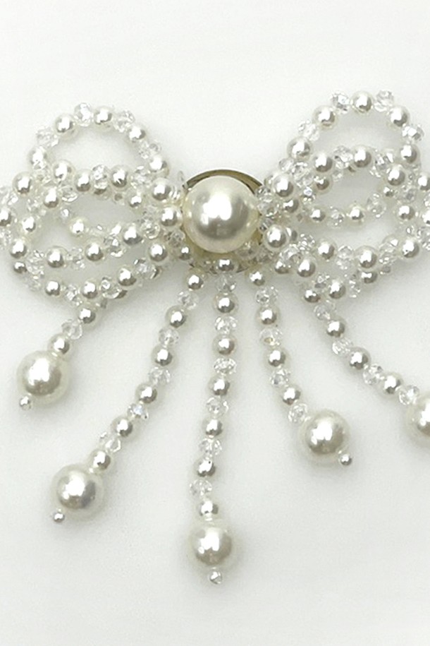 [레이어드] 진주 볼 리본 브로치 뱃지는 실버 및 화이트 컬러의 메탈과 진주 소재로 제작되었으며, 리본 모티브 디자인에 진주와 비즈 장식, 드롭 디테일이 더해져 우아하고 엘레강스한 무드를 연출합니다. 여성용 데일리 포인트 액세서리로 활용하기 좋으며, FREE 사이즈로 제공됩니다. 리본 패턴이 돋보이는 이 브로치는 레이어드 스타일링에 용이하며, 옷이나 가방 등에 포인트를 더할 수 있습니다.
