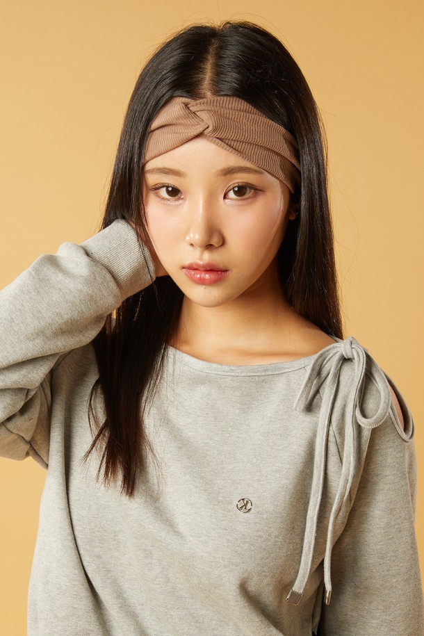 **[6컬러] 베이직 꽈배기 레이어드 니트 골지 헤어밴드**는 데이트룩, 동네 마실룩과 같은 TPO에 어울리는 여성 헤어 액세서리입니다. 미니멀, 캐주얼 스타일을 원하는 분들께 적합하며, 얇은 두께의 니트 소재로 제작되어 사계절 내내 활용 가능합니다. 골지 및 꽈배기 패턴, 트위스트 디자인이 특징이며, 심플한 데일리 액세서리 디자인에 리본 디테일이 더해져 포인트를 줍니다. 화이트, 베이지, 스카이블루, 네이비, 그린, 라이트그레이, 다크그레이, 블랙 등 8가지 컬러 옵션을 제공하여 다양한 스타일에 매치할 수 있습니다.
